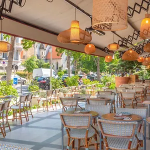 4* מלון By Ihg